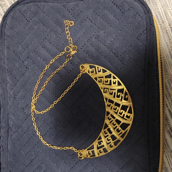 Gold Crescent necklace - Picture 2 of 3